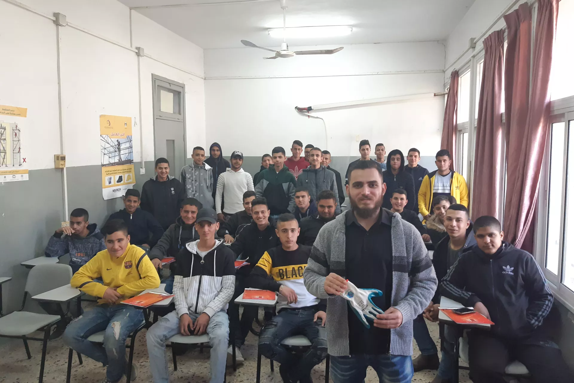 Young people in  Palestine innovates on Tiling Gloves