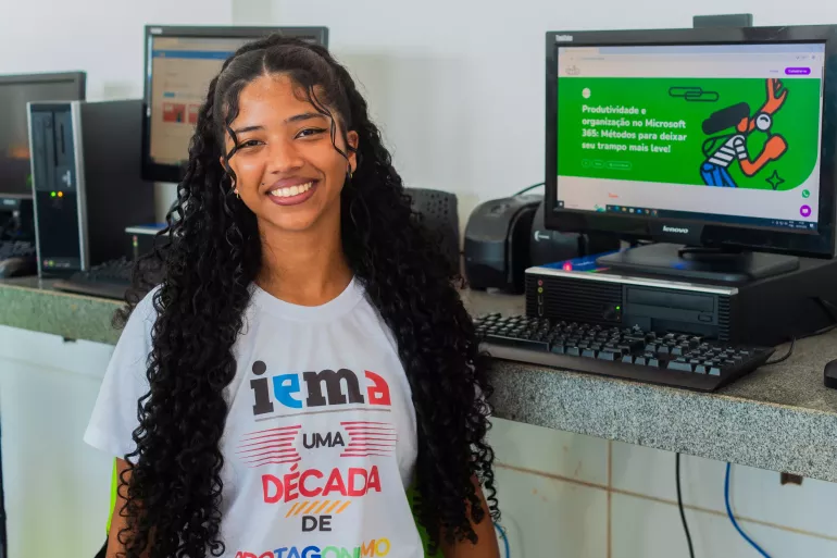 Rayana is at the computer lab at school, logged into the 1MiO platform