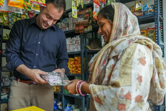 Kevin Frey visits a Kirana store in India, speaking with a store owner supported through YuWaah's Didi Ki Dukaan initiative.